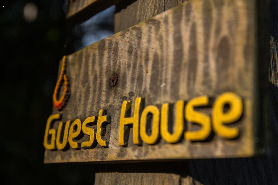 木製の看板　Guest House